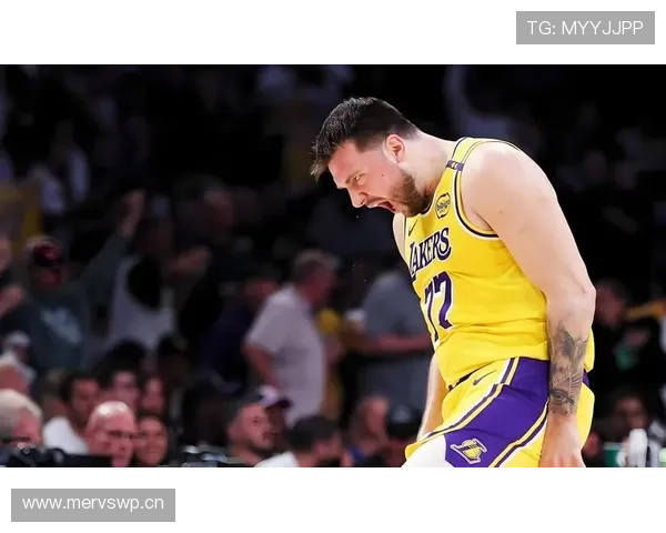 东契奇挡拆制造错位，比肩库里却更控场